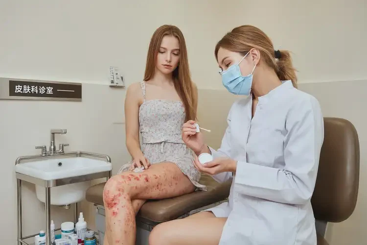 女生小腿上偶爾起濕疹不管它會自己痊愈嗎(圖3)