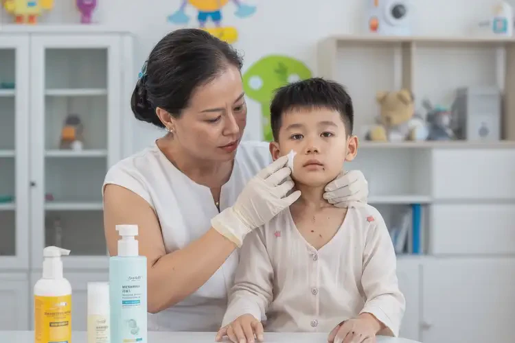 孩子脖子上容易起濕疹不管它會自己好嗎(圖3)