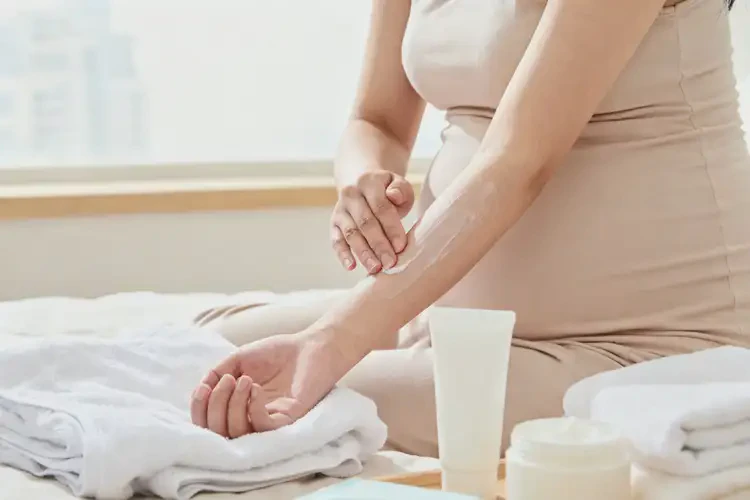 哺乳期妈妈身上偶尔长湿疹不管它会自己自愈吗(图1)