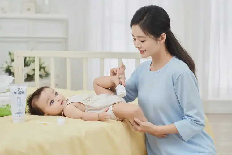 嬰兒大腿上長(zhǎng)濕疹能夠徹底治愈嗎(圖3)