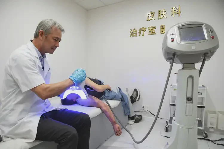 青年人手臂上容易長(zhǎng)濕疹不管它會(huì)自己自愈嗎(圖2)