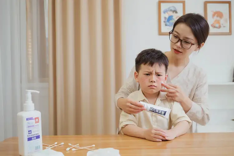 小孩面部长湿疹不管它会自己痊愈吗(图2)