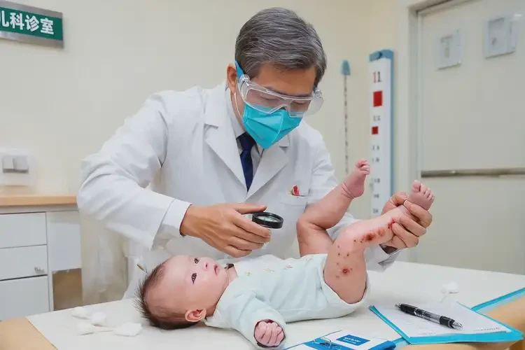 嬰兒大腿上長(zhǎng)濕疹能夠徹底治愈嗎(圖2)