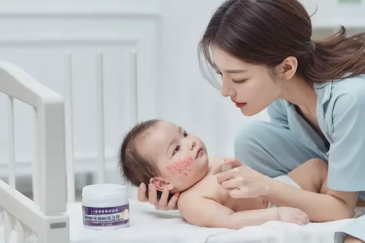 嬰兒脖子上出濕疹不管它會自己好嗎(圖3)