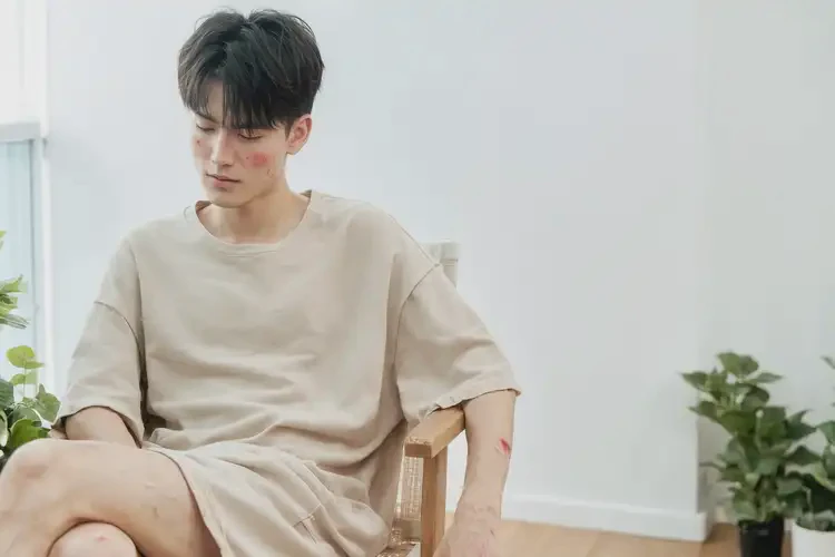 男生肚子上偶爾長濕疹能徹底自愈嗎(圖1)