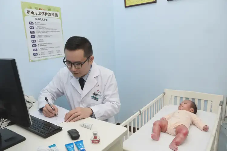 寶寶大腿上容易長濕疹能徹底自愈嗎(圖2)