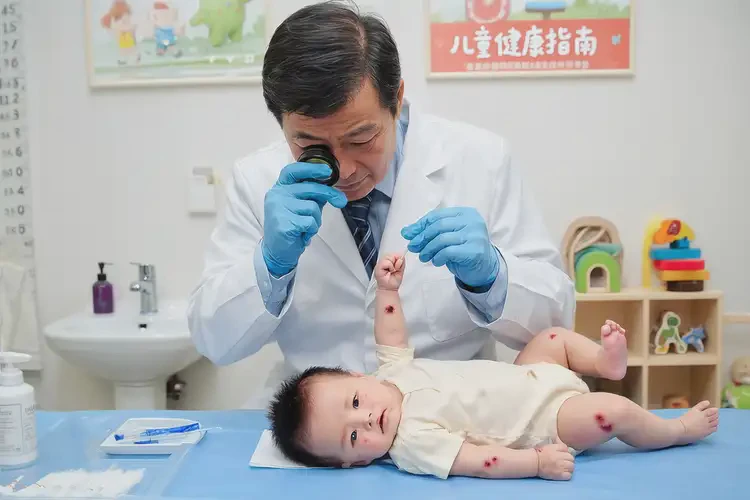 嬰兒全身偶爾長濕疹不管它會自己痊愈嗎(圖1)