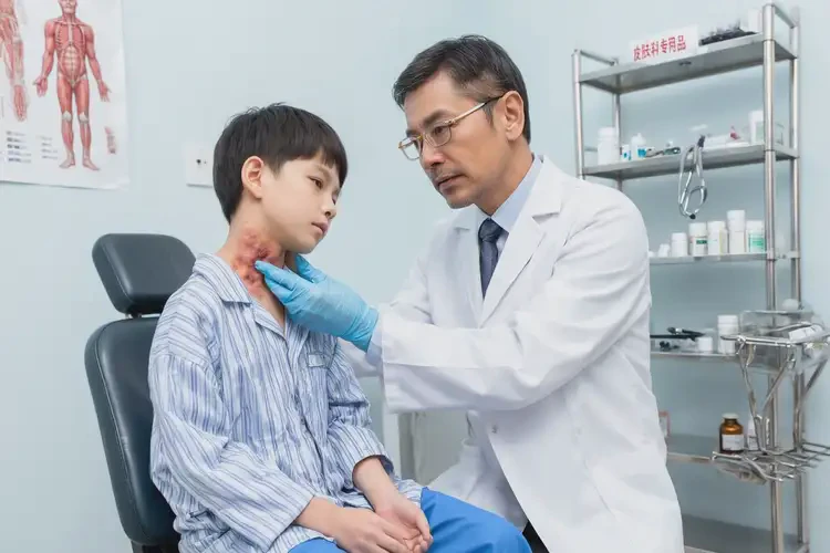 孩子脖子上容易長濕疹不管它會自己痊愈嗎(圖2)