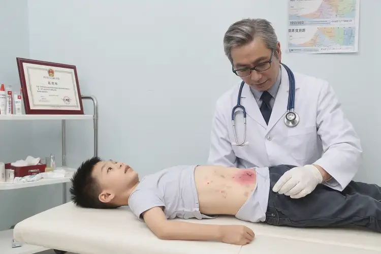 兒童肚子上偶爾長濕疹不管它會自己自愈嗎(圖1)