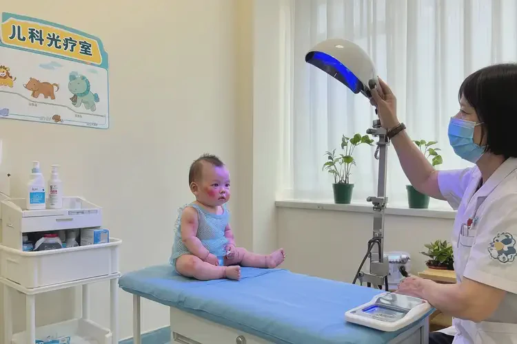 嬰幼兒面部容易起濕疹不管它會(huì)自己痊愈嗎(圖1)