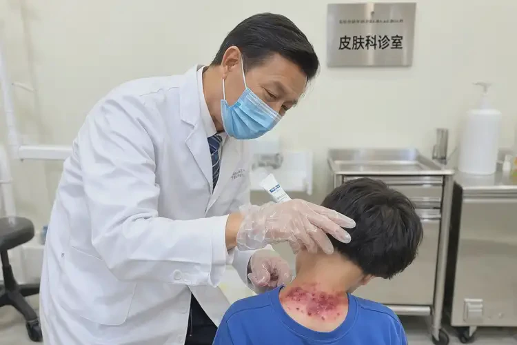 小孩脖子上偶爾長(zhǎng)濕疹能夠徹底治愈嗎(圖3)