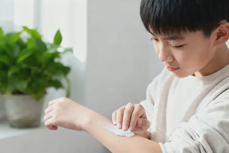 中學生身上經(jīng)常起濕疹能夠徹底治愈嗎(圖1)