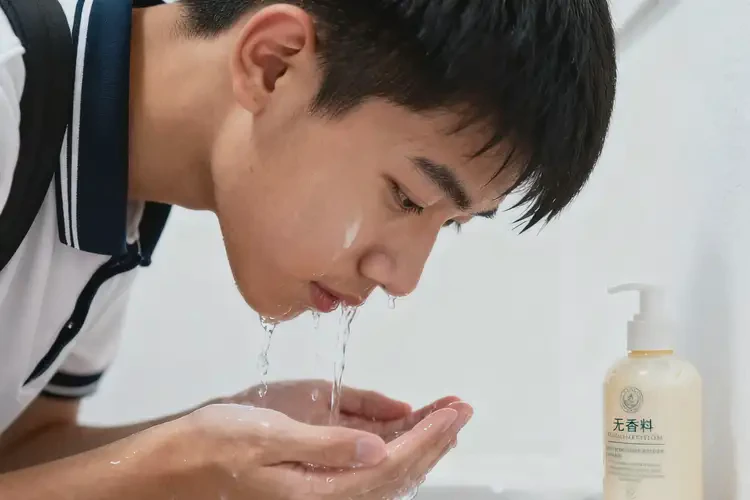 大學(xué)生臉上容易起濕疹不管它會自己自愈嗎(圖2)