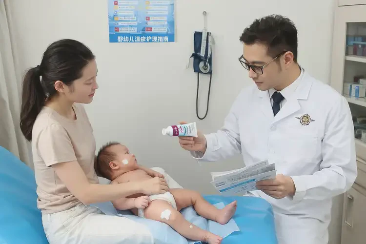 嬰兒屁股上容易起濕疹不管它會自己自愈嗎(圖1)