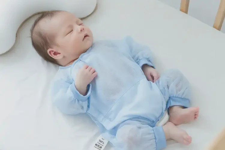 新生兒小腿有濕疹不管它會自己痊愈嗎(圖1)