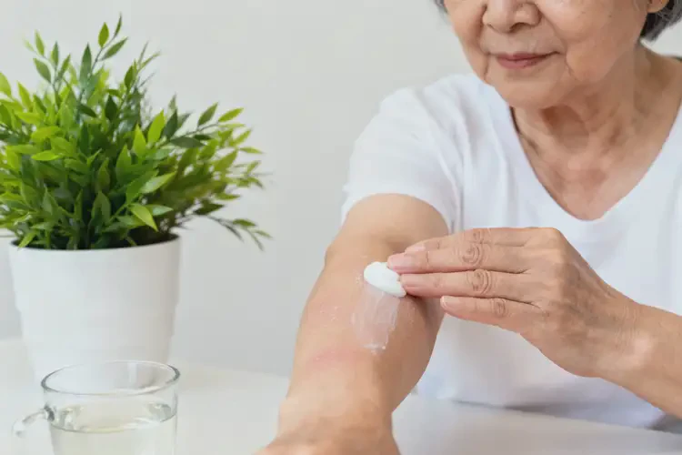 老年人手臂上經(jīng)常起濕疹能夠徹底治愈嗎(圖2)