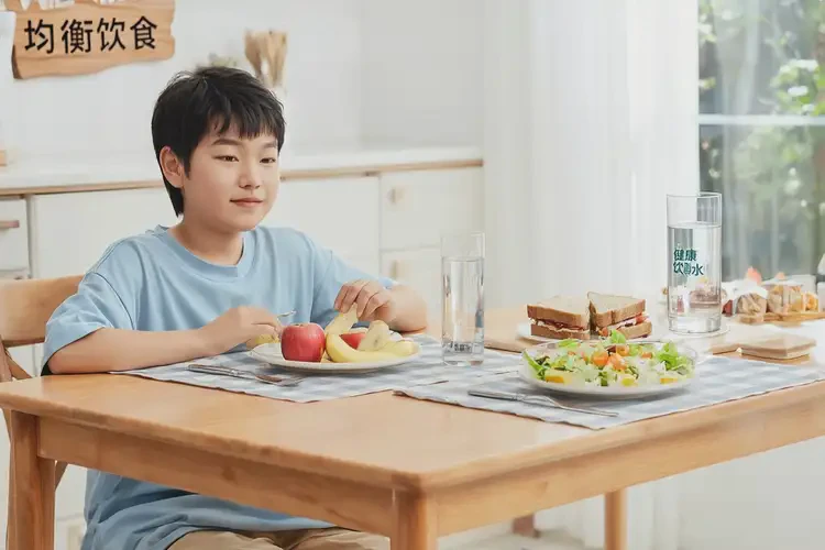 中學(xué)生大腿上經(jīng)常起濕疹不管它會自己自愈嗎(圖1)