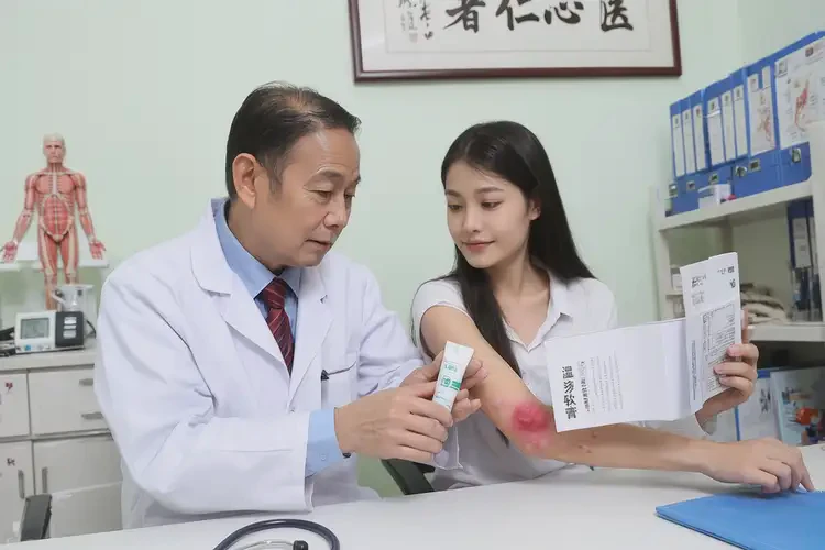 大學(xué)生手上經(jīng)常長(zhǎng)濕疹不管它會(huì)自己好嗎(圖1)