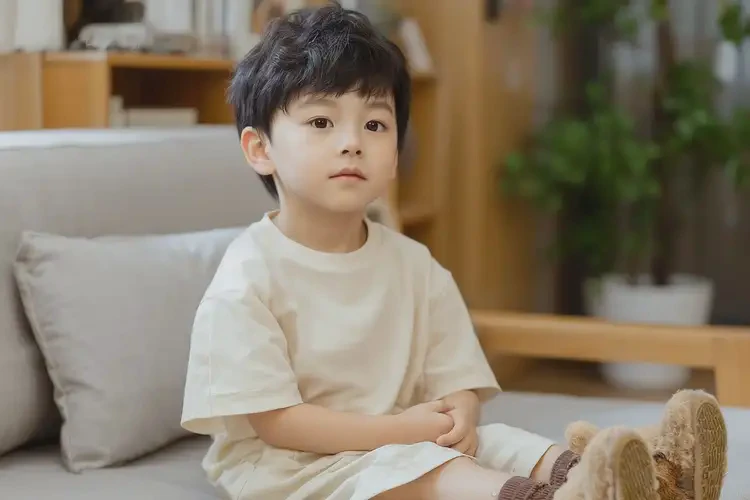 孩子脖子长湿疹不管它会自己痊愈吗(图1)