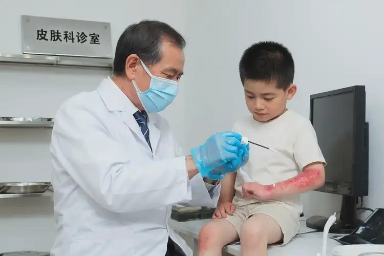 少兒手臂上長(zhǎng)濕疹能夠徹底治愈嗎(圖3)