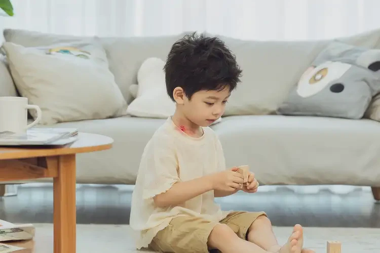 孩子脖子上容易長濕疹不管它會自己痊愈嗎(圖1)