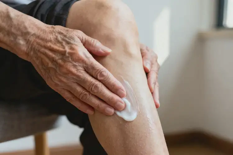 高齡老人小腿出現(xiàn)濕疹能不能徹底自愈(圖1)