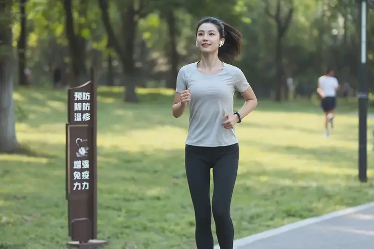 女性小腿上起濕疹不管它會(huì)自己痊愈嗎(圖1)