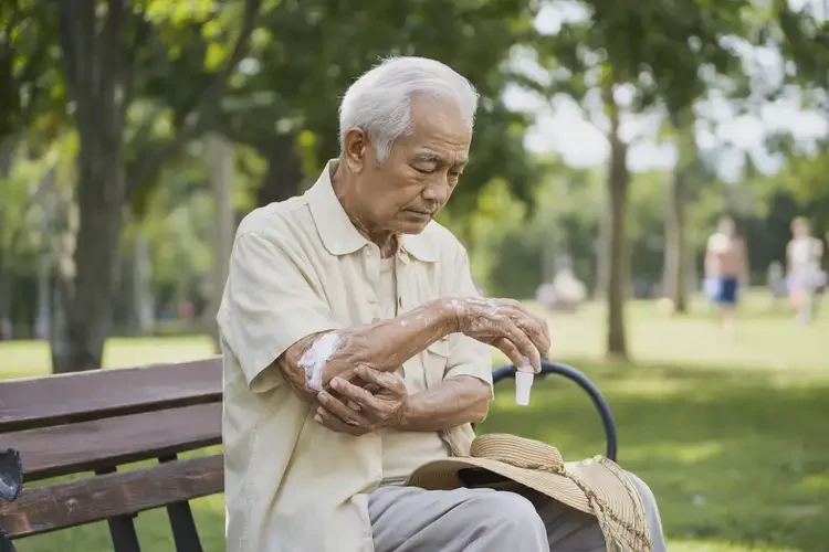 老年人大腿經(jīng)常起濕疹能靠自己自愈嗎(圖1)