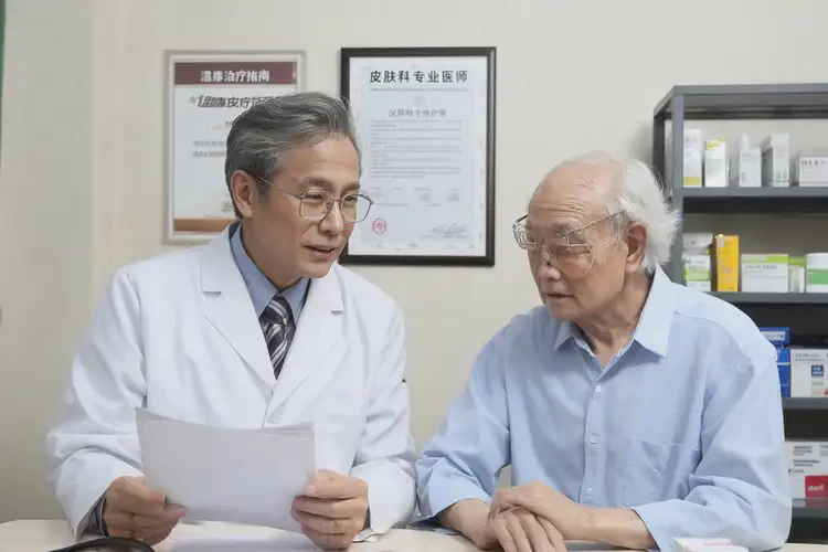 老人手上出濕疹可以徹底自愈嗎(圖3)