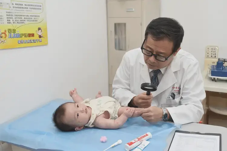 寶寶屁股經(jīng)常長濕疹不管它會自己自愈嗎(圖1)