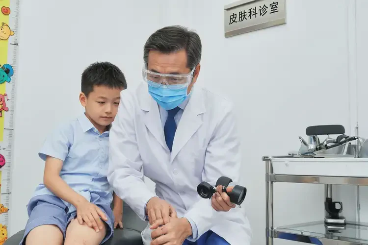 小孩大腿上容易長濕疹能徹底自愈嗎(圖1)