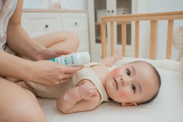 嬰兒脖子偶爾起濕疹能夠徹底治愈嗎(圖3)