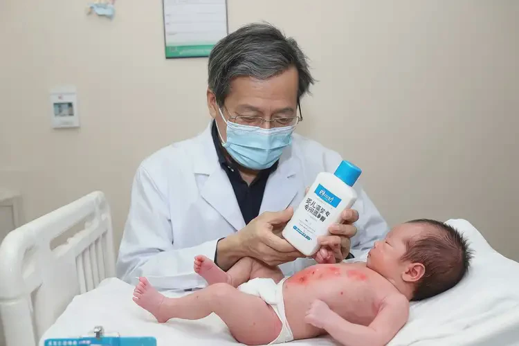 新生兒肚子上長濕疹不管它會自己自愈嗎(圖3)