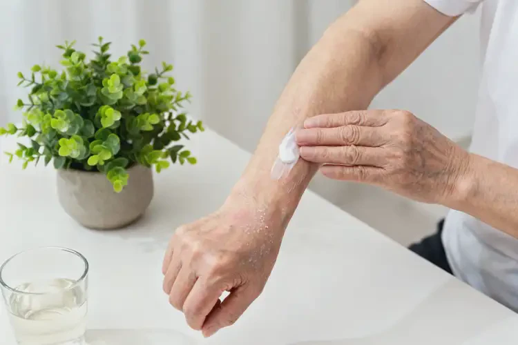 老年人手臂上經(jīng)常起濕疹能夠徹底治愈嗎(圖1)