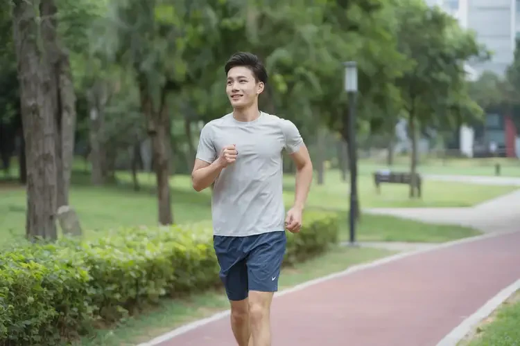 大學(xué)生小腿偶爾起濕疹不管它會(huì)自己自愈嗎(圖1)