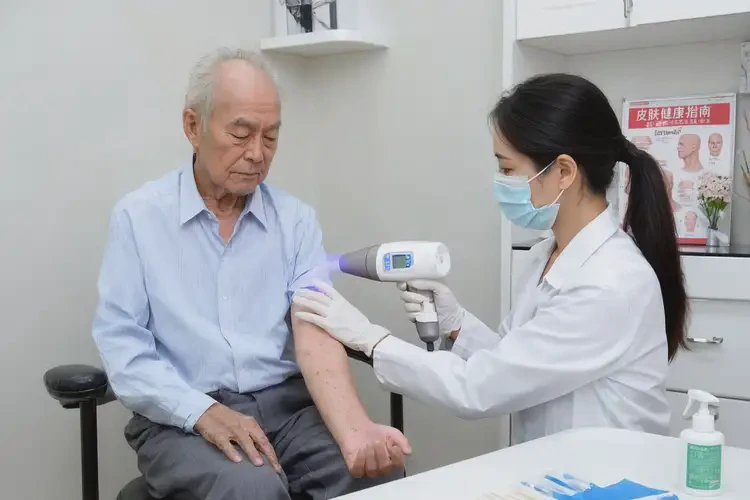 老年人腳上出濕疹可不可以徹底自愈(圖1)