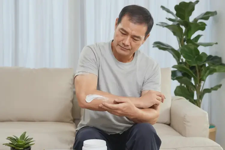 男生手臂上經(jīng)常起濕疹不管它會自己自愈嗎(圖1)