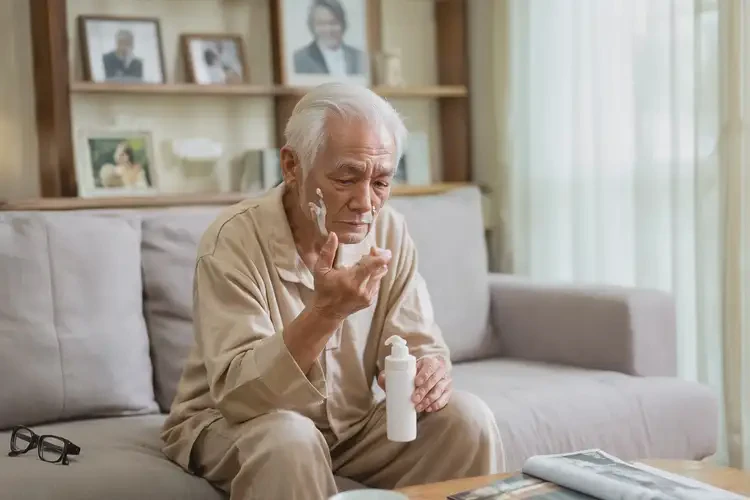 老人身上起濕疹不管它會自己痊愈嗎(圖2)