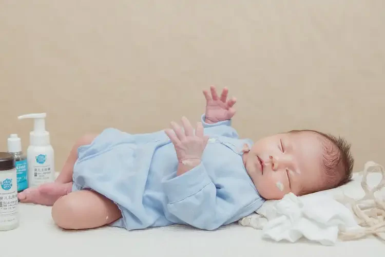 新生兒脖子出濕疹能靠自己自愈嗎(圖3)