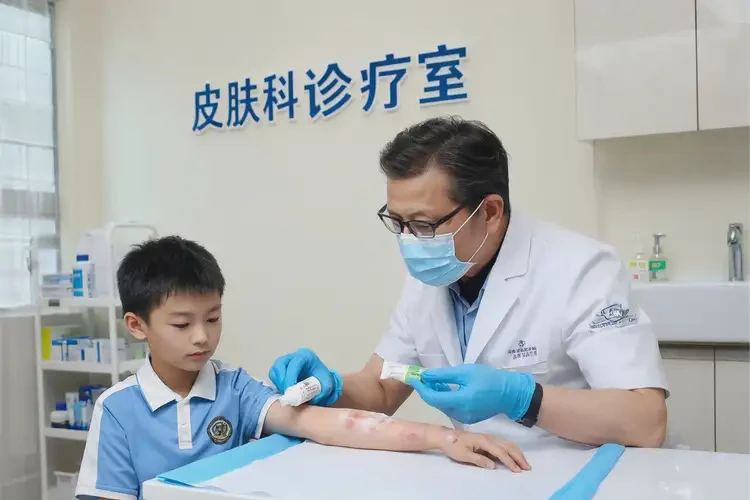 小學(xué)生手臂上有濕疹能夠徹底治愈嗎(圖3)