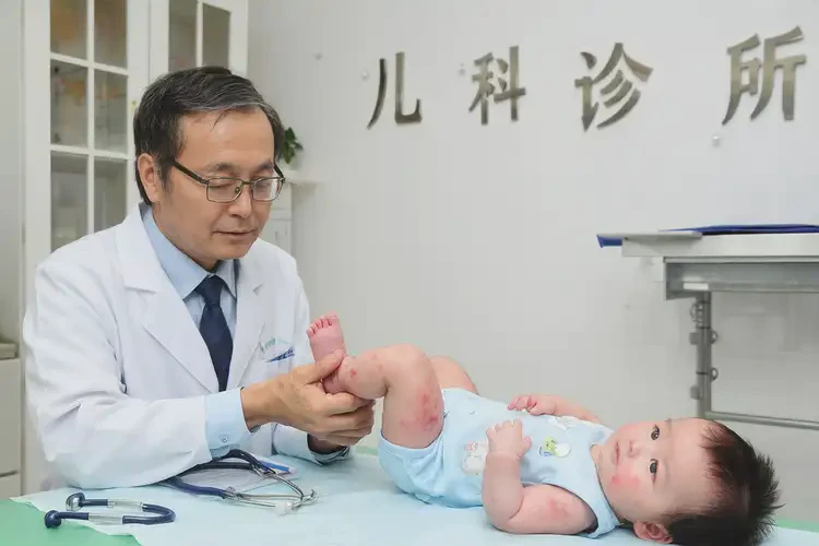 寶寶小腿容易長濕疹能夠徹底治愈嗎(圖2)