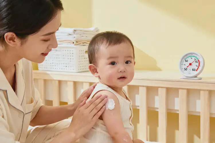 嬰幼兒身上經(jīng)常起濕疹不管它會自己自愈嗎(圖2)