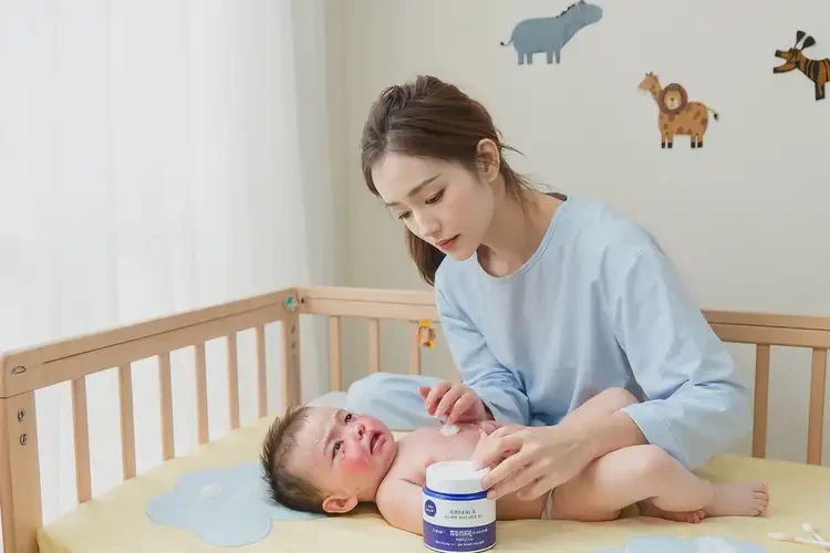 新生兒四肢出現(xiàn)濕疹不管它會(huì)自己好嗎(圖3)