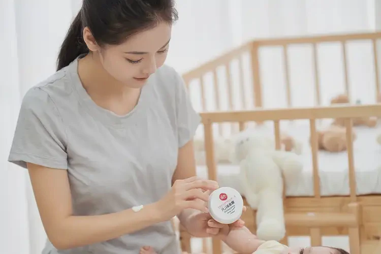 寶寶手臂出現(xiàn)濕疹不管它會(huì)自己痊愈嗎(圖3)