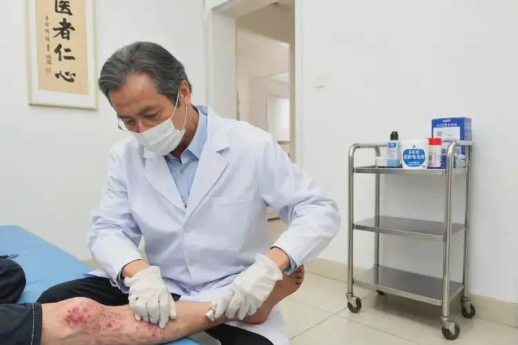 老年人小腿經(jīng)常長濕疹不管它會自己好嗎(圖3)