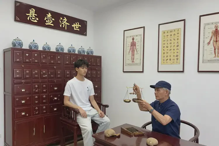 青年人大腿上長(zhǎng)濕疹能夠徹底治愈嗎(圖2)