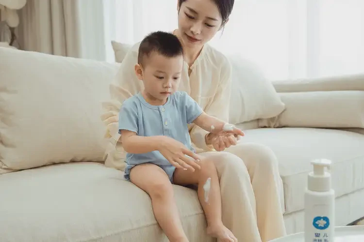 孩子大腿上偶爾起濕疹不管它會自己痊愈嗎(圖1)
