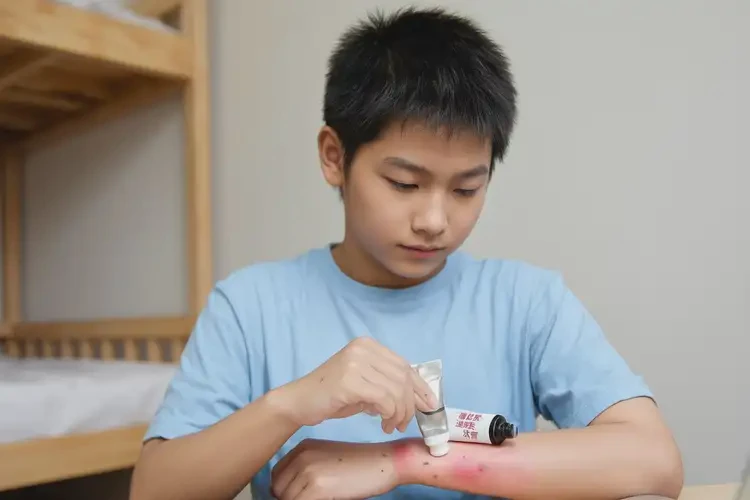 大學(xué)生手臂上出濕疹不管它會(huì)自己痊愈嗎(圖2)