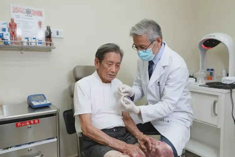 老人大腿容易起濕疹能徹底自愈嗎(圖3)