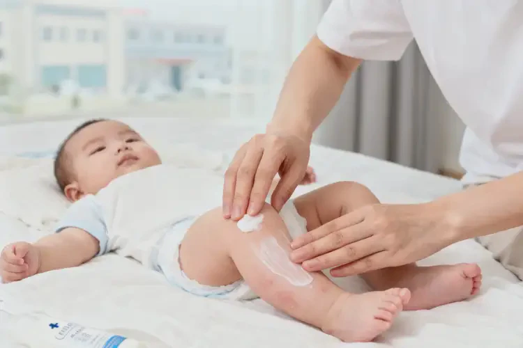 新生兒小腿上經(jīng)常起濕疹能徹底自愈嗎(圖1)